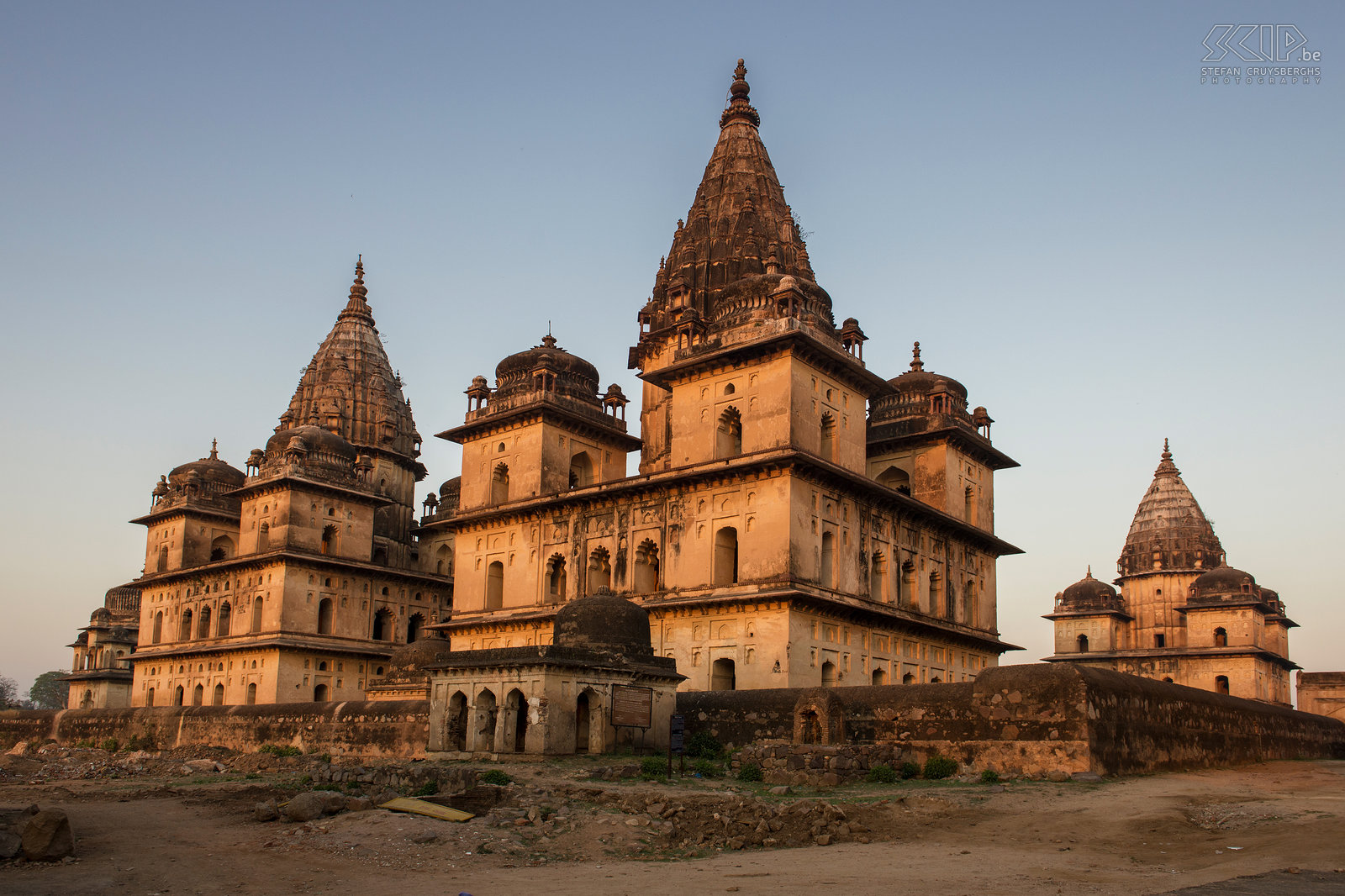 Orchha - Chhatris Orchha was once the capital of the kingdom Budelkhand. The Bundelas built some beautiful palaces such as Jahangir Mahal which has been built in the 17th century. Near the Betwa river there are also wonderful Chhatris, which are tombs of the Maharajas and they were built in the 15th century. Stefan Cruysberghs